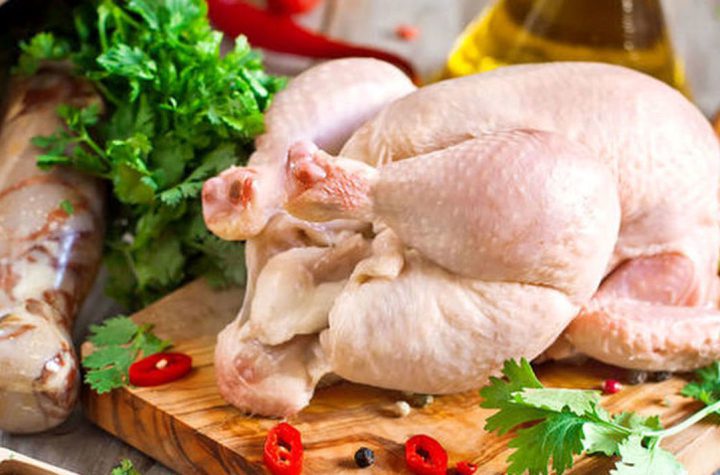 به گزارش تولیدگران کارآفرین به نقل از مهر، رصد هفتگی بازار کالاهای اساسی حاکی از ادامه نا به سامانی در بازار گوشت مرغ است. همچنان با وجود قیمت مصوب ۷۳ هزار تومان هر کیلو گوشت مرغ تازه حدود ۱۰ هزار تومان بالاتر به فروش می‌رسد.