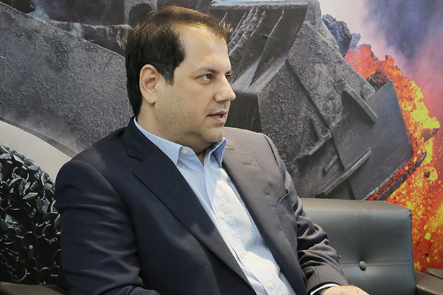 به گزارش تولیدگران کارافرین به نقل از چادرملو، وجود ذخایر غنی معدنی ایران این ظرفیت را برای ما فراهم کرده است تا با بهره گیری از فن آوری های روز دنیا و یافته های نوین علوم معدن و صنایع معدنی و نیز تجربیات پیشگامان آن، گام های موثری در تقویت این بخش اقتصادی کشور و دست یابی به افق های روشن برداریم تا جایی که بتوانیم سهم قابل توجهی از رشد اقتصادی و درآمد ملی را به خود اختصاص دهیم و کشور را از اقتصاد متکی به نفت خارج کنیم .