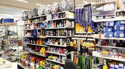 به گزارش تولیدگران کارافرین ، احمد حسینی در گفتوگو با ایسنا، اظهار کرد: با توجه به رکود شدیدی که صنعت لوازم یدکی در سالی جاری بهویژه در ماههای پایانی سال تجربه کرد، همکاران ما برای تامین نقدینگی بازار شب عید خود، ناچار به این شدند که قیمتها را فارغ از افزایش قیمت مواداولیه و افزایش نرخ ارز، را با همان قیمتهای سابق و حتی قیمت تمام شده عرضه کنند. این بزرگترین چالشی بود که در سال ۱۴۰۱، صنعت لوازم یدکی داشت.