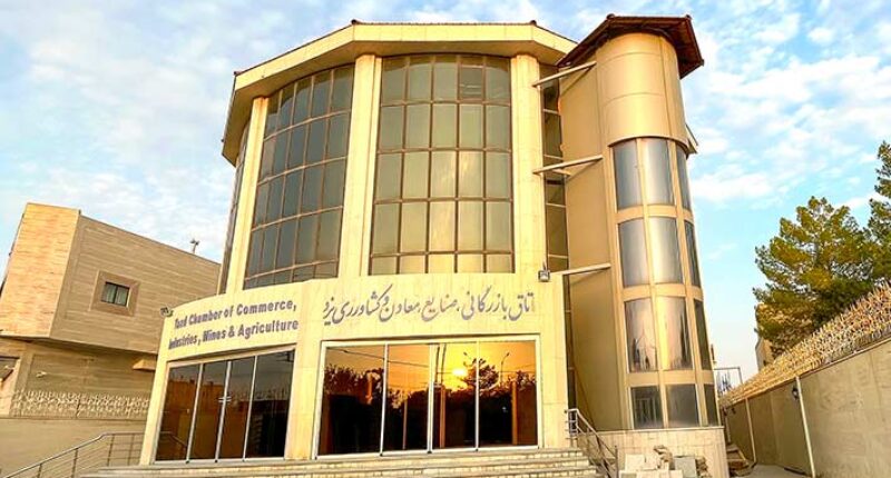 به گزارش تولیدگران کارآفرین به نقل از روابط‌ عمومی اتاق بازرگانی یزد، محمد سپهر دبیرکل اتاق یزد با اعلام این خبر گفت: میز خدمت اتاق یزد با رویکرد حل مشکلات واحدهای تولیدی و بازرگانی با حضور مدیران و مسئولان ارشد استان در محل اتاق بازرگانی، صنایع، معادن و کشاورزی یزد برگزار خواهد شد.