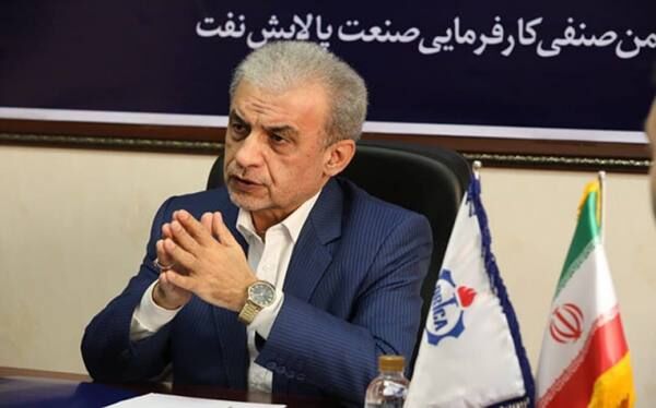 به گزارش تولیدگران کارآفرین: ناصر عاشوری، با تاکید بر اینکه وظیفه نخست و اصلی پالایشگاهها تولید برای مصرف داخل و تامین سوخت کشور است، به خبرنگار پایگاه خبری بازار سرمایه ایران (سنا)، گفت: محصولات پالایشگاهها شامل ۶ محصول اصلی و ۴۵ محصول و فرآورده ویژه است. به گفته او، در پالایشگاههای فعال، روزانه در ۳ شیفت کاری، ۲ میلیون و ۴۸۰ بشکه خوراک به فراورده تبدیل میشود.