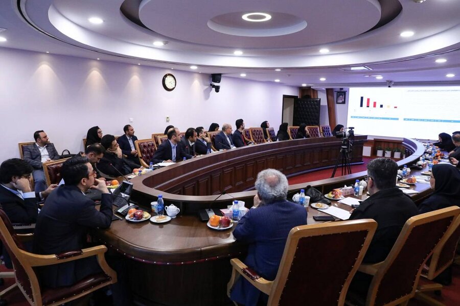 به گزارش تولیدگران کارآفرین به نقل از پایگاه خبری بازار سرمایه ایران(سنا)، بیست و هشتمین نشست میز صنعت سازمان بورس و اوراق بهادار با موضوع «صنعت پالایشگاهی» به همت مدیریت نظارت بر ناشران و اداره میزهای صنعت و رتبهبندی ناشران این سازمان و با حضور حمید یاری، معاون نظارت بر بورسها و ناشران سازمان بورس، ولیاله جعفری، مدیر نظارت بر ناشران سازمان بورس، ناصر عاشوری دبیر انجمن صنفی کارفرمایی صنعت پالایش نفت کشور، یاسر میرزایی، مدیرکل بودجه و تامین منابع وزارت نفت و جمعی از مدیران پالایشگاهها برگزار شد.