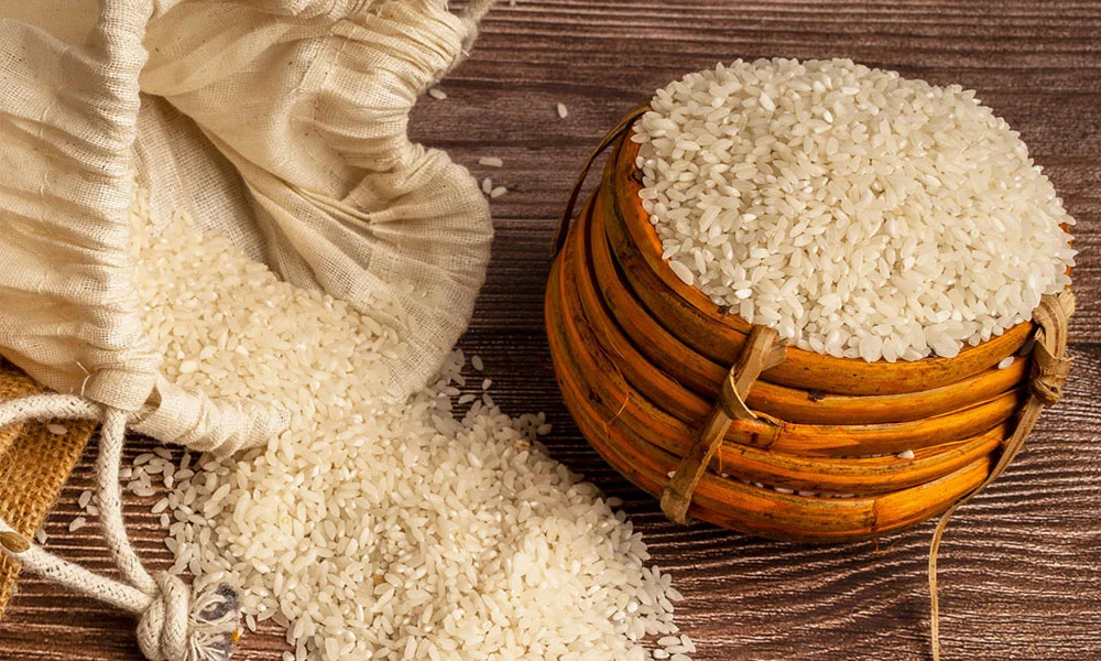 ممنوعیت ۴ ماهه واردات برنج چه بر سر بازار میآورد؟، سخنگوی اتحادیه بنکداران مواد غذایی ضمن ارائه گزارشی از قیمت برنج ایرانی و خارجی در بازار به ممنوعیت ۴ ماهه واردات برنجهای پرمصرف خارجی و اینکه این امر آیا کمکی به بازار خواهد کرد به ارائه توضیحاتی پرداخت.