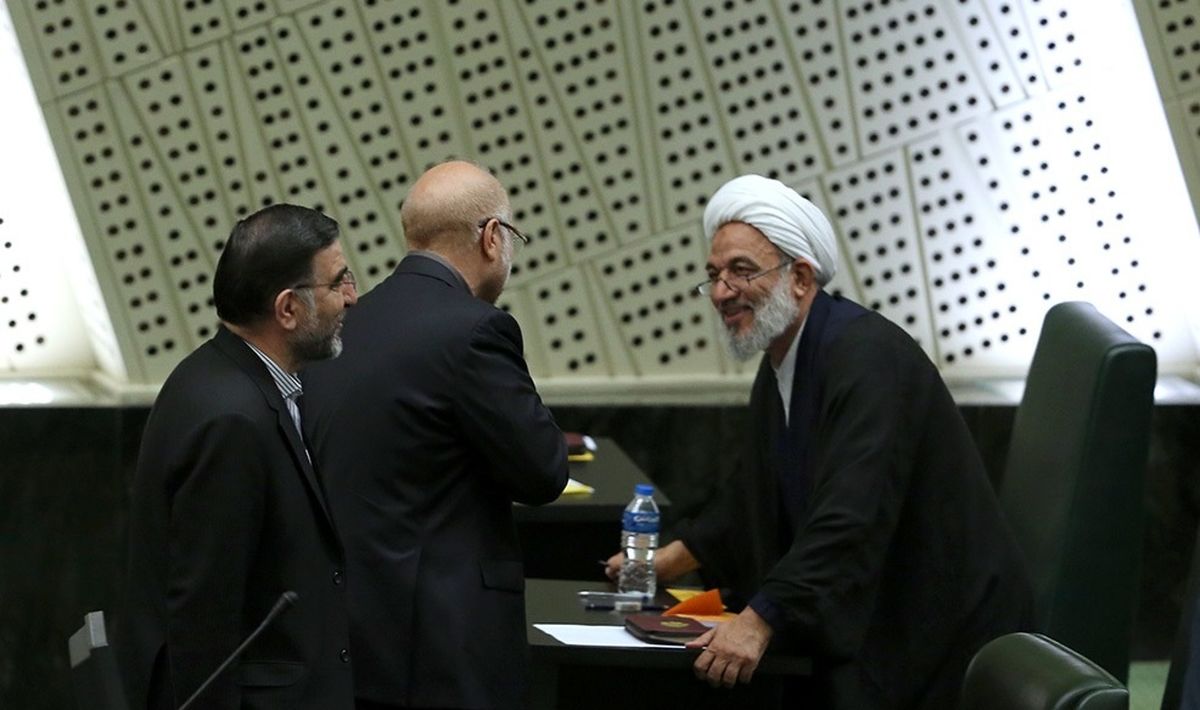 به گزارش تولیدگران کارآفرین به نقل از مثلث: پُر واضح است که منافع تعداد کمی نماینده به خطر افتاده؛ نمایندگانی که بهعنوان مثال، یک نفر به تنهایی ۳۰۰ نفر را در ایران خودرو استخدام کرده است.
