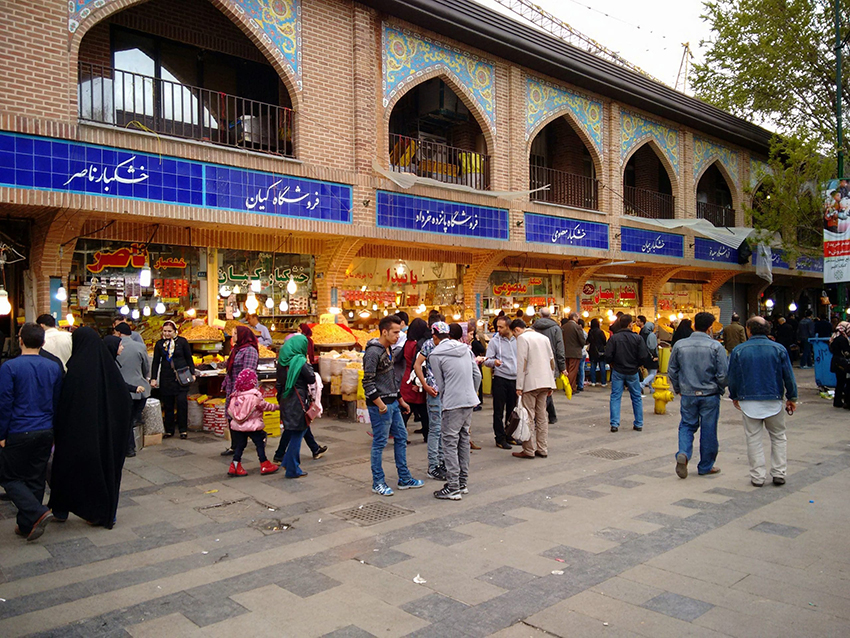 به گزارش تولیدگران کارآفرین: اصناف و بازاریان همواره در بستر تحولات اقتصادی و اجتماعی بوده و جایگاه و کارکرد گستردهای در حوزههای مختلف داشتهاند؛ این قشر به عنوان آخرین حلقه اقتصادی، اهمیت ویژهای در رشد و پویایی اقتصاد کشور دارند و به دلیل گستردگی و ارتباط مستقیم با آحاد مردم به مثابه قلب اقتصادی جامعه عمل میکنند.