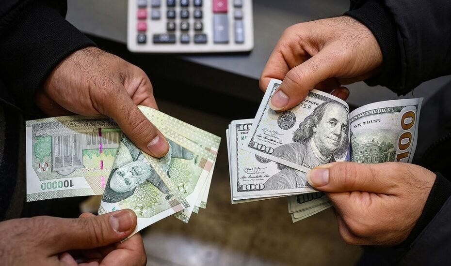به گزارش پایگاه خبری تولیدگران کارآفرین به نقل از ایسنا سیاستگذار ارزی در جدیدترین سیاست ارزی اقدام به راه اندازی بازار ارز تجاری کرده و این بازار از ۲۶ آذرماه وارد فاز عملیاتی شده است و پس از طی کردن فرآیندی تقریبا دو ساله با ایجاد زیرساختهای فنی و تکنیکی لازم برای مبادله ارز، شرایطی را فراهم کرد که در یک بازار توافقی خریدار و فروشنده بر سر کالای مورد نظر که همان «ارز» است، چانه زنی کنند