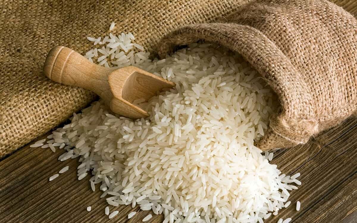 برنج ۲۰۰ هزار تومانی نداریم، خبر کذب است، معاون وزیر کشاورزی گفت: چیزی به نام برنج ۲۰۰ هزار تومانی نداریم و این تنها یک خبر فِیک است.