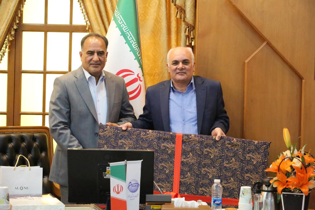 به گزارش تولیدگران کارآفرین: در مراسمی همزمان با بازنشستگی قاسم ساکی معاون سابق تولید و رئیس مجتمع پتروشیمی شازند از وی بابت شکست‌های متعدد رکورد تولید و ثبت آمارهای بی‌سابقه برای تولید محصولات پتروشیمی به عنوان «مرد تولید استان مرکزی» تقدیر شد.