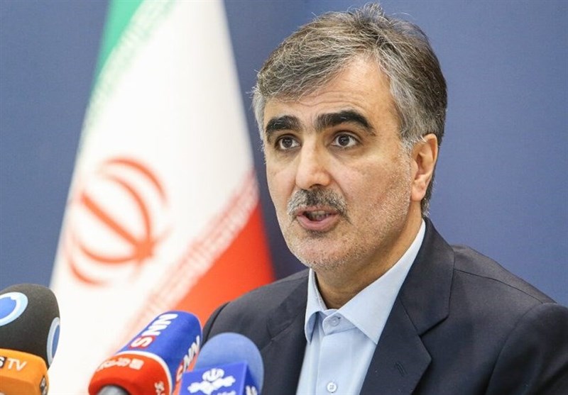 به گزارش تولیدگران کارافرین: محمدرضا فرزین، رئیسکل بانک مرکزی، در آئین رونمایی از کارت رفاهی متصل به اوراق گام با تأکید بر ضرورت تخصصی شدن بانکها گفت: در سالهای گذشته، تمامی بانکها به یک شکل فعالیت کردهاند، درحالیکه باید به سمت تفکیک بانکداری و توسعه بانکهای تخصصی حرکت کنیم.