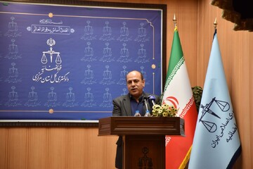 به گزارش تولیدگران کارآفرین: صفدر کشاورز، پس از آنکه بیمه مرکزی دستورالعمل نحوه بیمه را اعلام کرد، بنابر درخواست متعاملین (فروشنده ‌و خریدار) سردفتر، مورد معامله را بیمه خواهد کرد و در این صورت چنانچه پس از تنظیم سند رسمی مورد معامله از بین رفت و یا دچار خسارت شود بیمه، خسارت آن را پرداخت خواهد کرد.