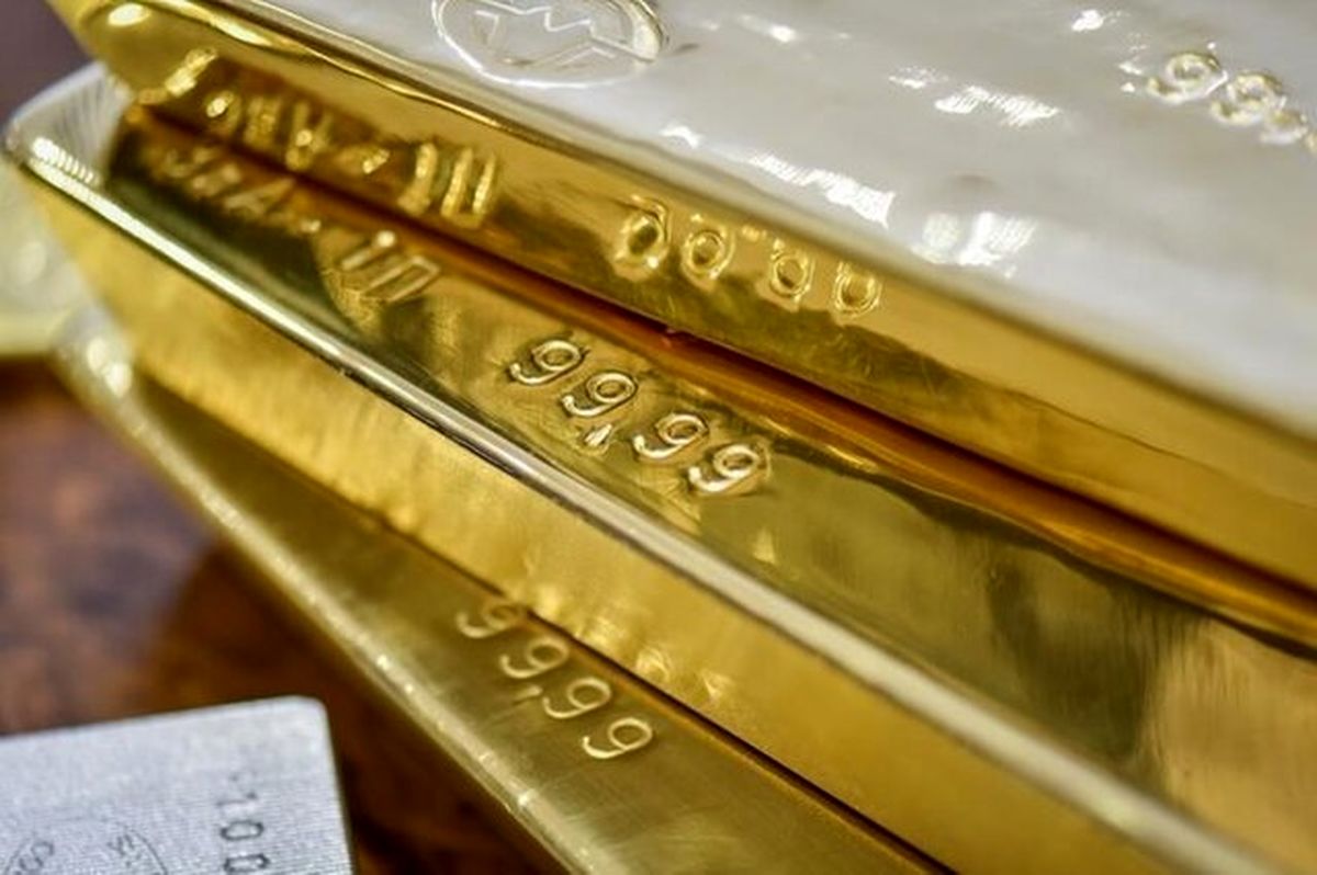 قیمت هر اونس طلا در ساعات اولیه معاملات آسیا در روز سهشنبه، نزدیک به بالاترین رکورد قیمت روز گذشته ایستاد، زیرا سرمایهگذاران نگران بودند که تعرفههای دونالد ترامپ بر کانادا، چین و مکزیک، باعث افزایش تورم و مانع از رشد اقتصادی میشود.