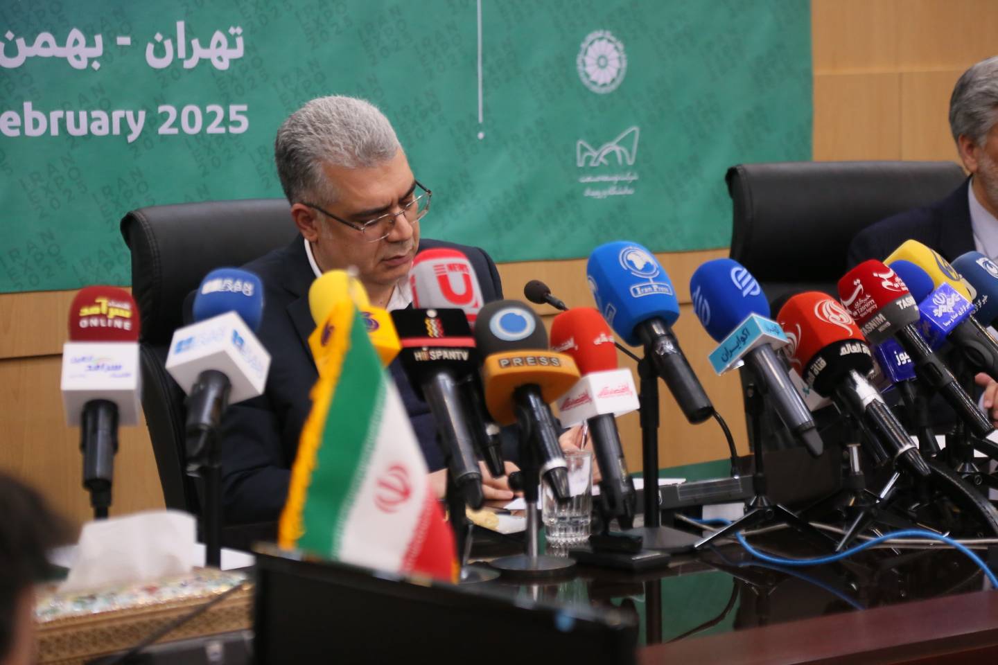 به گزارش تولیدگران کارآفرین به نقل از روابط عمومی سازمان توسعه تجارت ایران، محمدعلی دهقان دهنوی در نشست خبری بامحوریت هفتمین نمایشگاه توانمندی‌های صادراتی ایران (ایران اکسپو) که ۸ تا ۱۲ اردیبهشت ۱۴۰۴ برگزار خواهد شد، اظهار کرد: نمایشگاه ایران اکسپو نشان‌دهنده توانمندی‌های کشور است و تلاش داریم در این نمایشگاه به بازدیدکنندگان نشان دهیم که شرکت‌های ایرانی چه توانمندی‌هایی برای صادرات کالا به دیگر کشورها دارند و از این طریق صادرات را افزایش دهیم.