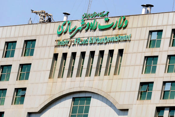 به گزارش تولیدگران کارآفرین: نظر مجموعه دولت این است که وزارت راه و شهرسازی تفکیک نشود یا به قولی بخش مسکن در کنار راه باقی بماند؛ دست کم، رییسجمهور مخالف این جداسازی است. این موضوع را چند روز قبل وزیر راه و شهرسازی به رسانهها گفت. آن هم در شرایطی که ۱۸ دیماه مجلس به یک فوریت طرح تفکیک رای مثبت داد.