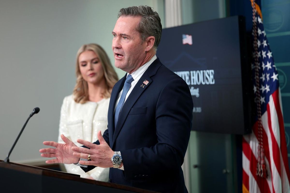 مایک والتز، مشاور امنیت ملی آمریکا همزمان با افزایش فشارهای دولت دونالد ترامپ بر ولودیمیر زلنسکی رئیس جمهوری اوکراین، در همایش جمهوریخواهان (CPAC) در واشنگتن دی سی گفت که زلنسکی قرار داد (توافق) مواد معدنی کمیاب را با واشنگتن امضا خواهد کرد.