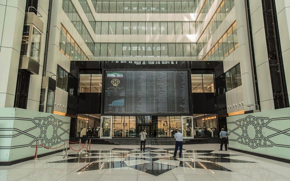 به گزارش تولیدگران کارآفرین: گزارش مدیریت پژوهش، توسعه و مطالعات اسلامی سازمان بورس و اوراق بهادار حاکی از آن است که، ۸۳.۴ درصد از ارزش بازار سهام در بورس تهران و فرابورس، در دی‌ماه امسال، در اختیار ۱۰ صنعت بزرگ بازار بوده است.