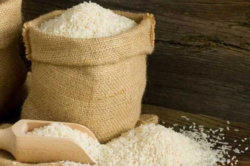 از ممنوعیت واردات تا رشد قیمت بازار برنج ؛ در یک سال گذشته، بازار برنج با بحرانهای متعددی مواجه شد؛ از ممنوعیت واردات در فصل برداشت که موجب کمبود عرضه شد، تا افزایش قیمتها به دلیل احتکار و توزیع محدود. این نوسانات، قیمت برنج ایرانی را از کیلویی ۹۰ هزار تومان به ۲۰۰ هزار تومان رساند. در نهایت، با ورود دولت و تعیین سقف قیمت، روند بازار تغییر کرد. اما آیا این سیاستها توانستهاند ثبات را به بازار برگردانند؟
