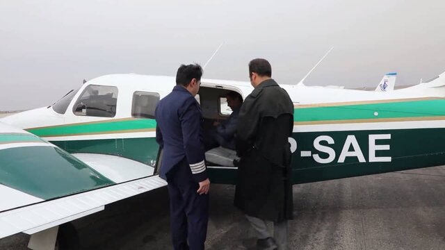 به گزارش تولیدگران کارآفرین: تاکسی هوایی که با نامهایی مثل تاکسی پرنده و Air Taxi نیز شناخته میشوند، هواپیماهای کوچک، سبک و فوق سبکی هستند که برای مسافتهای کوتاه و فوری استفاده میشوند. این هواپیماها برنامه پروازی مشخصی ندارند و میتوانند با حداقل ظرفیت ممکن یعنی اندازه یک تاکسی یا اتوبوس با سرعت بالا مسافر جابجا کنند. همچنین بنابرگفته کارشناسان، این هواپیماها با وزن کم و قابلیت کنترل بالا، میتوانند در بسیاری از فرودگاههای کوچک نشست و برخاست کنند.