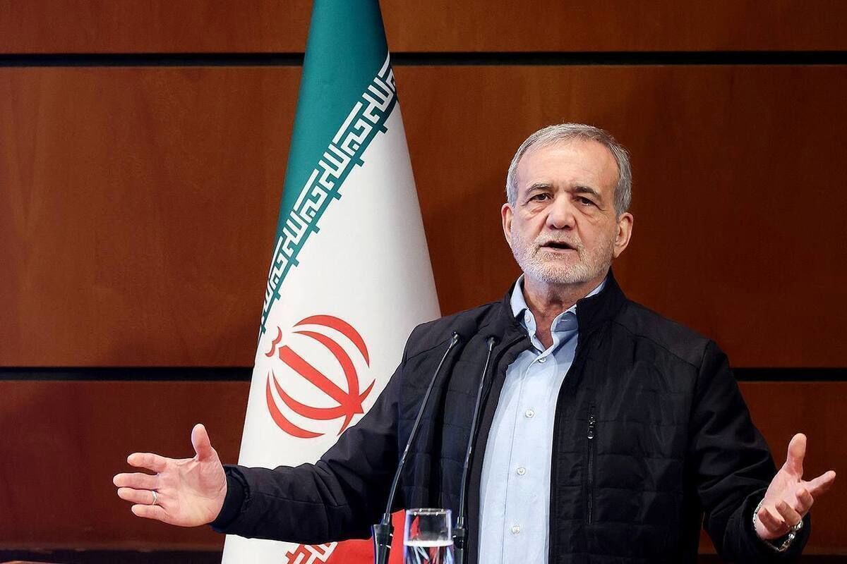 به گزارش تولیدگران کارافرین: مسعود پزشکیان در مراسم امضای قراردادهای طرح فشارافزایی میدان گازی مشترک پارس جنوبی، اظهار کرد: زمستان سختی را گذراندیم و به هر علتی که بود ذخائر گاز و نفت برای پوشش نیروگاهها کم بود و عزیزان با تلاش زیاد توانستند این زمستان سخت را پوشش دهند؛ البته از مردم به دلیل قطعی برق و اتفاقاتی که افتاد عذرخواهی میکنم، همچنین از صنایع و تولیدکنندگان کشور هم به دلیل ضعف در پشتیبانیهای دولت عذرخواهی میکنیم و سعی می کنیم ضررهای آنان را به شکلی جبران کنیم.