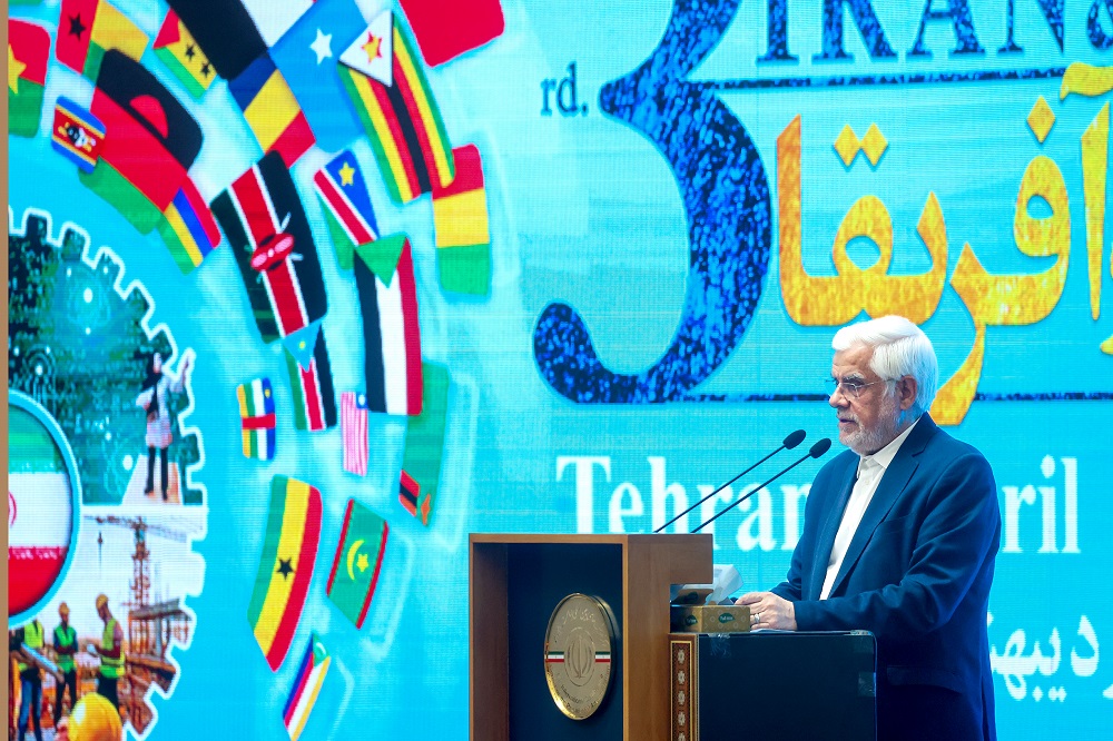 به گزارش تولیدگران کارآفرین، معاون اول رئیسجمهور با بیان این مطلب در سومین اجلاس همکاریهای ایران و آفریقا که با حضور رئیس جمهور و نمایندگان ۵۱ کشور آفریقایی در سالن اجلاس سران کشورهای اسلامی برگزار شد، با اشاره به تلاشهای جمهوری اسلامی ایران برای توسعه همکاریهای منطقهای و فرامنطقهای، گفت: ما توانستهایم در مواجهه با چالشهای سیاسی و اقتصادی الگوی پایدار رشد و پیشرفت را به جهانیان عرضه کنیم و در این بستر، همکاری جمهوری اسلامی ایران با کشورهای آفریقایی بر پایه اصول انسانی، عدالت محوری، کرامت ملتها و اشتراکات تاریخی و تمدنی استوار و پیش خواهد رفت.