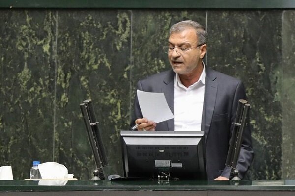 به گزارش تولیدگران کارآفرین، در پی گزارش‌های متعدد درباره خروج خاک جزیره هرمز توسط برخی گردشگران و بازتاب گسترده آن در فضای مجازی و رسانه‌ها، احمد مرادی، نماینده مردم هرمزگان در مجلس شورای اسلامی، طی تذکری کتبی خطاب به وزرا کشور و میراث فرهنگی، گردشگری و صنایع دستی، خواستار جلوگیری از ادامه این روند شد.به گزارش تولیدگران کارآفرین، در پی گزارش‌های متعدد درباره خروج خاک جزیره هرمز توسط برخی گردشگران و بازتاب گسترده آن در فضای مجازی و رسانه‌ها، احمد مرادی، نماینده مردم هرمزگان در مجلس شورای اسلامی، طی تذکری کتبی خطاب به وزرا کشور و میراث فرهنگی، گردشگری و صنایع دستی، خواستار جلوگیری از ادامه این روند شد.