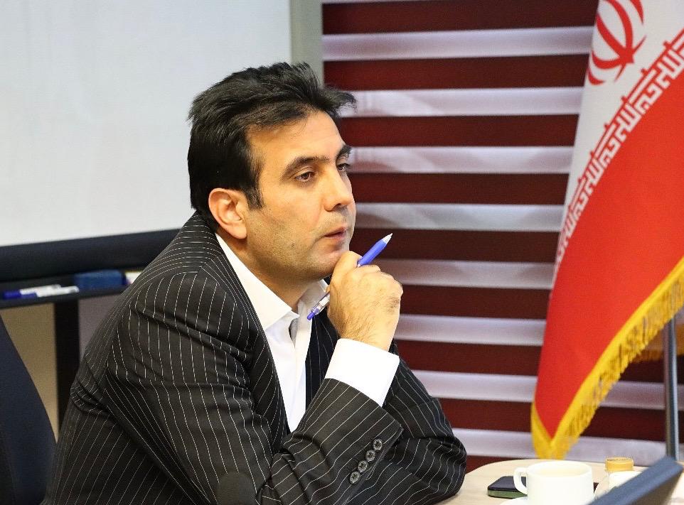 به گزارش تولیدگران کارآفرین به نقل از پایگاه اطلاع رسانی گروه سرمایه گذاری اهداف: حبیب خراسانی مشاور مدیر عامل گروه سرمایه‌گذاری اهداف و معاون منابع انسانی و پشتیبانی با بیان اینکه در آسیب‌شناسی‌ها و ریشه‌یابی عوامل موثر در مهاجرت نیروی متخصص نفت و انرژی به موضوع امرار معاش و درآمد این قشر  با شرکت‌های مشابه و رقیب در بازار  این صنعت می‌رسیم، گفت: یکی از مهمترین دلایل مهاجرت نیروی متخصص، عدم تناسب  نظام جبران خدمات نسبت به تخصص، سختی کار و حساسیت شغلی  و ماموریت‌ها و شرح وظایف آن‌هاست و میزان دستمزد دریافتی نیروی کار صنعت انرژی قابل مقایسه با درآمدهای این گروه شغلی در شرکت‌های کشورهای منطقه و حتی گاهاً رقبای داخلی کشور نیست و این معضل در گروه سرمایه گذاری اهداف  تهدید و بحران جدی محسوب می‌شود.