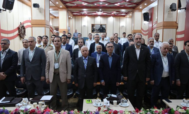 به گزارش تولیدگران کارآفرین، صبح امروز سه‌شنبه ۶ خرداد ۱۴۰۴، اولین همایش علمی تخصصی سالانه هم‌افزایی دانش فنی راهنمایان شرکت مهندسی و خدمات دریایی نگین سبز خاورمیانه در سالن اجتماعات اداره کل بنادر و دریانوردی استان گیلان کار خود را شروع کرد.