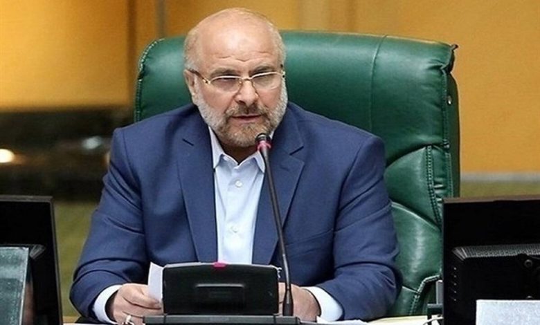 به گزارش تولیدگران کارآفرین به نقل از تسنیم، رئیس مجلس در مکاتبه با رئیس جمهور اعلام کرد، بازگشت به رونوشت تصویب‌نامه هیأت محترم وزیران به شماره 3281/ت62953هـ مورخ 17/01/1404، موضوع: «تعیین ضریب حقوق کارکنان دولتی در سال 1404»، متعاقب بررسی‌ها و اعلام نظر مقدماتی «هیأت بررسی و تطبیق مصوبات دولت با قوانین» و مستنداً به صدر ماده واحده و تبصره (4) الحاقی به «قانون نحوه اجراء اصول هشتاد و پنجم (85) و یکصد و سی و هشتم (138) قانون اساسی جمهوری اسلامی ایران و اصلاحات بعدی» و ماده (10) آیین نامه اجرایی آن، مراتب متضمّن اعلام نظر قطعی جهت اقدام لازم در مهلت مقرر قانونی و اعلام نتیجه به این‌جانب ابلاغ می‌گردد. بدیهی است پس از انقضای یک هفته مهلت مقرر در قانون، آن بخش از مصوبه که مورد ایراد قرار گرفته است، ملغی‌الاثر خواهد بود.