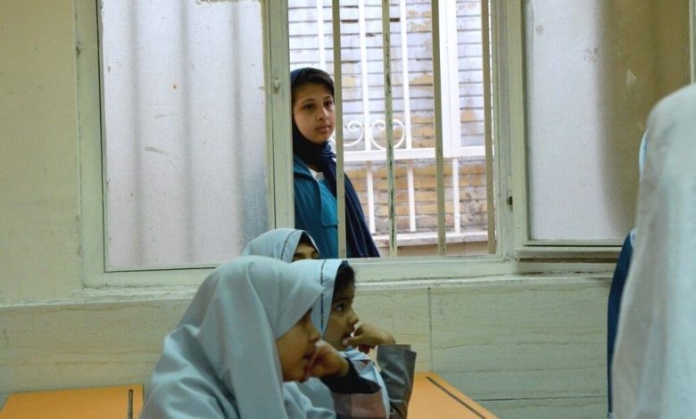 به گزارش تولیدگران کارآفرین: علیرضا فرهادی|بر اساس گزارش‌های اخیر، وضعیت اقتصادی کشور به شدت تحت تأثیر عوامل مختلفی از جمله تورم، بیکاری و افزایش هزینه‌های زندگی قرار دارد. این وضعیت باعث شده است که بسیاری از خانواده‌ها نتوانند به راحتی هزینه‌های تحصیل، از جمله شهریه مدارس، خرید کتاب و لوازم‌التحریر را تأمین کنند.