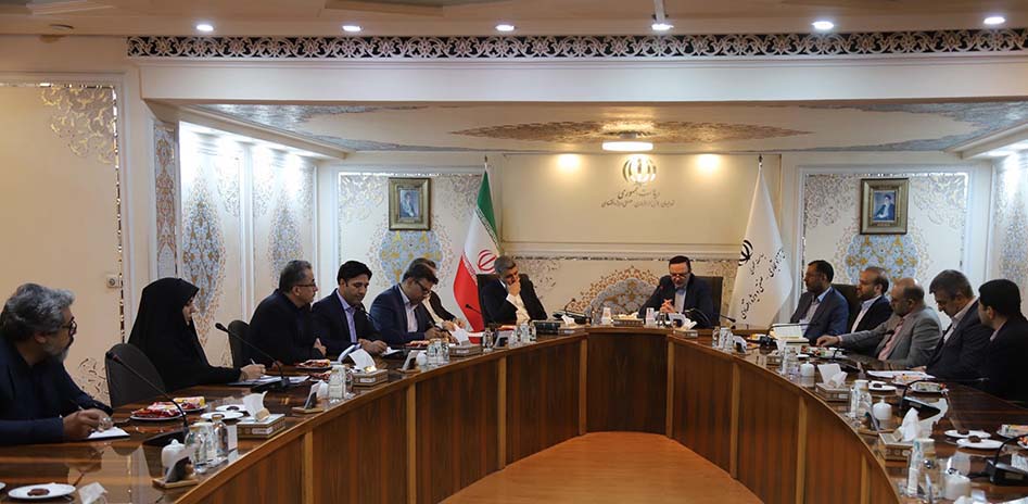 به گزارش وقایع نیوز به نقل از فرینا، در این نشست که با حضور رضا مسرور، دبیر شورایعالی مناطق آزاد و ویژه اقتصادی، حجت الله صیدی، رئیس سازمان بورس و اوراق بهادار ، احمد جمالی، مدیرعامل شرکت سرمایهگذاریهای خارجی ایران (ایفیک)، محمدآرام، رئیس هیات مدیره مرکز مبادله ارز و طلای ایران، ابوالفضل کودهئی، رئیس سازمان سرمایهگذاری و کمکهای اقتصادی و فنی ایران، سیدعلی سجادی مدیرعامل شرکت مشاور سرمایه گذاری امین نیکان آفاق و جمعی از معاونین و مدیران دبیرخانه شورایعالی برگزار شد، موضوعات کلیدی شامل تمدید مجوز فعالیت بورس بینالملل، سهامداری داخلی و خارجی و زیرساختهای معاملاتی مورد بحث و تبادل نظر قرار گرفت.