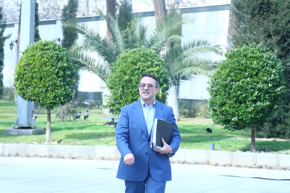 به گزارش تولیدگران کارآفرین، رئیس سازمان اداری و استخدامی کشور، از تغییر رویکرد در پرداخت اضافهکار و مزایا به کارکنان دولت خبر داد و تصریح کرد: از این پس، پرداخت اضافهکار و مزایای کارمندان فقط بر اساس عملکرد واقعی آنان صورت خواهد گرفت.