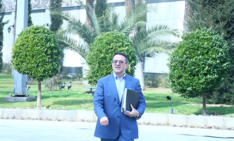 به گزارش تولیدگران کارآفرین، رئیس سازمان اداری و استخدامی کشور، از تغییر رویکرد در پرداخت اضافه‌کار و مزایا به کارکنان دولت خبر داد و تصریح کرد: از این پس، پرداخت اضافه‌کار و مزایای کارمندان فقط بر اساس عملکرد واقعی آنان صورت خواهد گرفت.