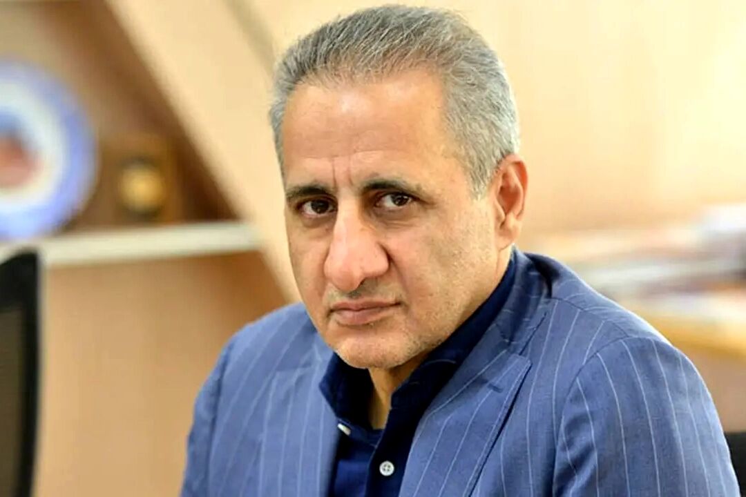 به گزارش تولیدگران کارآفرین: حمید حسینی در گفت‌وگو با شانا درباره واکنش بازار نفت به اعلام آتش‌بس میان ایران و رژیم صهیونیستی با اشاره به اینکه بازار نفت تحت تأثیر سه دسته عامل قرار دارد؛ عوامل بنیادین، شرایط اقتصادی کشورها و تحولات سیاسی توضیح داد: عرضه و تقاضا دو عامل کلیدی در تعیین قیمت نفت هستند. هم‌اکنون بازار به نفع خریدار حرکت کرده و عرضه نفت در جهان بیش از تقاضا است.