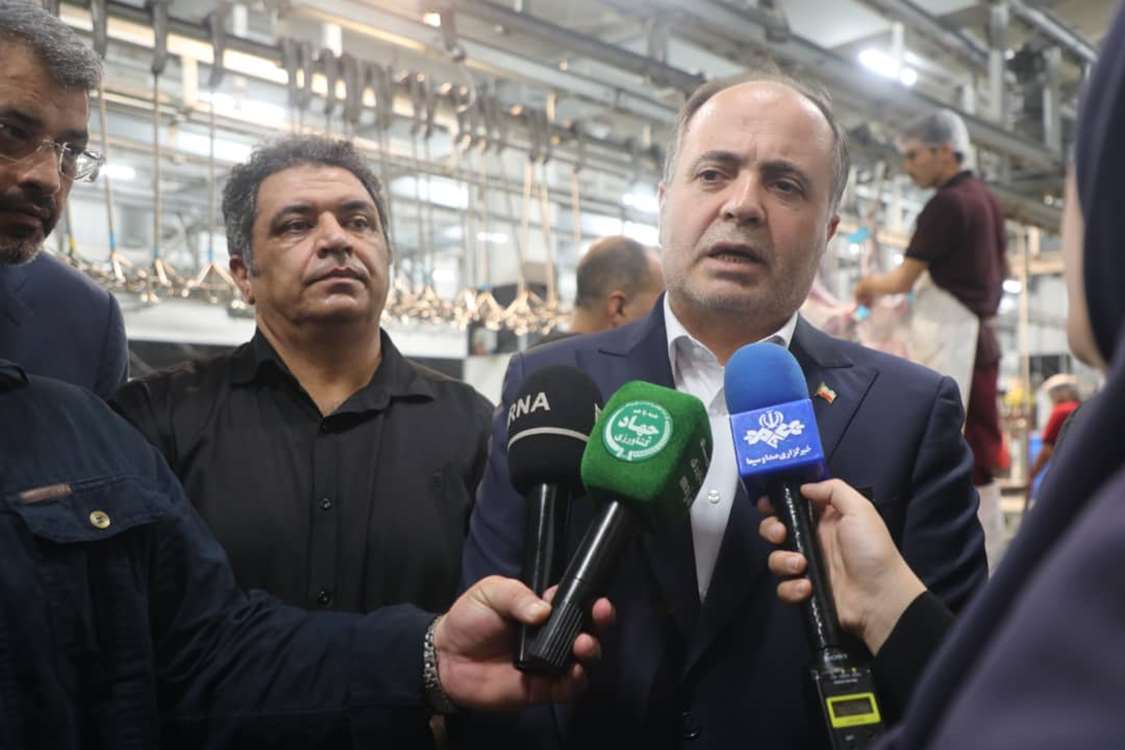 به گزارش تولیدگران کارآفرین به نقل از وزارت جهاد کشاورزی، غلامرضا نوری قزلجه در بازدید از مجتمع کشت و صنعت آریا پارت پروتئین شهرستان ری، در جمع خبرنگاران اظهار داشت: این مجتمع بزرگترین و مدرنترین کشتارگاه صنعتی دام سبک و سنگین کشور و حتی غرب آسیا است که به تازگی به بهرهبرداری رسیده و یکی از زیرساختهای ارزشمند کشور در مسیر خودکفایی در گوشت قرمز و کاهش ۲۰۰ هزار تنی واردات در این زمینه محسوب میشود.