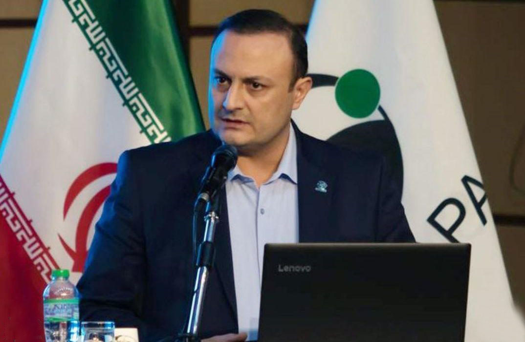 به گزارش تولیدگران کارآفرین: آرش محبینژاد، امروز (سه شنبه) در نشست خبری در پاسخ به پرسش خبرنگار اقتصاد سالم مبنی براینکه یکی از متقاضیان خرید سهام مدیریتی گروه خودروسازی سایپا، بابک زنجانی است که ادعا میشود نقدینگی کلانی نیز برای این کار دارد، آیا وی را دارای صلاحیت برای این کار میدانید!؟ اظهار کرد: به هر حال و به طور کلی هر کسی که وارد رقابت برای خرید سایپا میشود باید شرایط خصوصیسازی را بپذیرد.