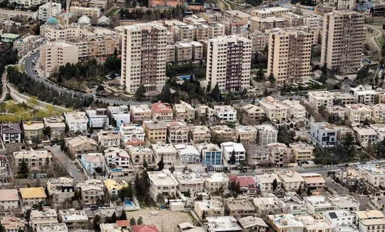 به گزارش تولیدگران کارآفرین به نقل از نقد بازار: بیتا پورباقی| بازار مسکن در سال‌های اخیر با چالش‌های متعددی از جمله تورم بالا، کاهش قدرت خرید، رکود معاملاتی و تأثیر عوامل سیاسی و اجتماعی مواجه بوده است.