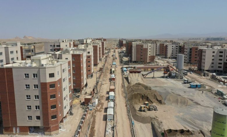 به گزارش تولیدگران کارآفرین به نقل از تسنیم، غزال راهب رئیس مرکز تحقیقات راه، مسکن و شهرسازی با اشاره به ضعف سیاست‌گذاری‌ها در تأمین مسکن ارزان‌قیمت و بی‌توجهی به الگوهای بومی، اظهار کرد: مسکن اشتراکی که در قالب سنتی آن در ساختار خانه‌های حیاط‌ مرکزی سابقه داشته، هیچ‌گاه به رسمیت شناخته نشده و در سیاست‌های رسمی حذف شده است. این در حالی است که چنین الگوهایی می‌توانستند در حوزه مسکن اقشار کم‌درآمد، راهگشا باشند.