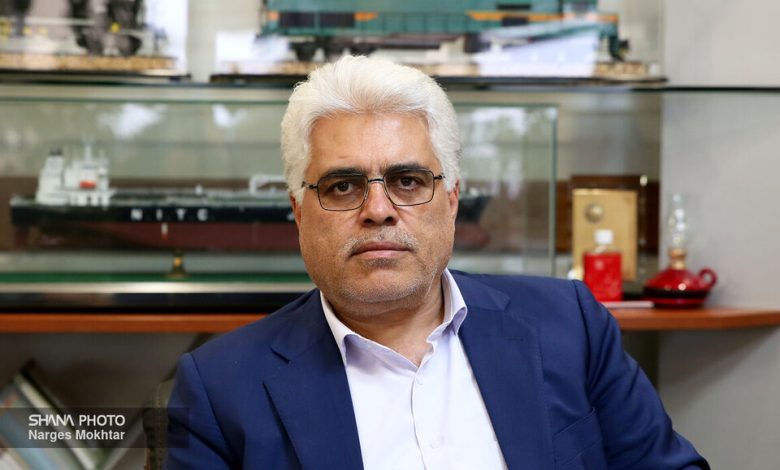 به گزارش تولیدگران کارآفرین: کرامت ویس‌کرمی در گفت‌وگو با شانا درباره آخرین وضع انتقال سهمیه سوخت به کارت بانکی اظهار کرد: وزارت نفت بر اساس جز (۲) بند (ت) تبصره (۳) قانون بودجه سال ۱۴۰۴ کل کشور موظف شده است با همکاری بانک مرکزی و سازمان برنامه و بودجه، امکان انتقال سهمیه از کارت هوشمند سوخت به کارت بانکی مالکین خودروها را ظرف ۴ ماه از تاریخ لازم‌الاجرا شدن قانون فراهم کند.