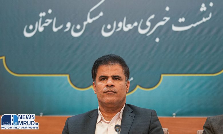به گزارش تولیدگران کارآفرین: لهون اسدی، مدیرکل دفتر توسعه مهندسی ساختمان در گفت‌وگو با پایگاه خبری وزارت راه و شهرسازی گفت: یکی از تکالیف مهمی که قانون‌گذار بر عهده وزارت راه و شهرسازی گذاشته، تنسیق و ساماندهی امور حرفه‌ای است. در رویکرد جدید وزارت راه و شهرسازی، این وظیفه عمدتاً از طریق خود تشکل‌های حرفه‌ای دنبال می‌شود و دولت کمتر به‌طور مستقیم در این حوزه مداخله می‌کند.