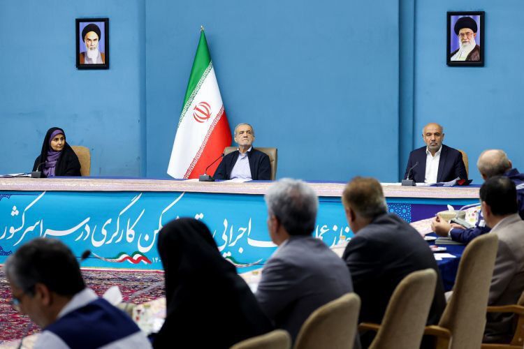 به گزارش تولیدگران کارآفرین به نقل از از پایگاه اطلاعرسانی دولت، مسعود پزشکیان عصر روز یکشنبه ۲۳ شهریور ۱۴۰۴، در مراسم کلنگزنی، ساخت و توسعه ۹۴ هزار واحد مسکن کارگری در ۷ استان کشور، با تقدیر از این اقدام، اظهار داشت: ساخت مسکن کارگری اتفاق مبارکی است و تمامی طرفهای این پروژه به نوعی برنده هستند، چرا که کارگر میتواند صاحب مسکن شود و صنعتگران و روسای شرکتها و دولت نیز گام بلندی در ایجاد رفاه برای کارگران برمیدارند.