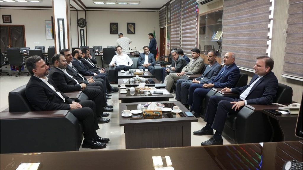 به گزارش تولیدگران کارآفرین: دکتر ارسلان زارع تصریح کرد:شرکت پازارگاد که از آن به عنوان زمینه ساز تولید و پشتیبان تولید در منطقه پارس جنوبی یاد می شود، امروز در حوزه مسولیت اجتماعی نیز توانسته ارتباط خوبی بین صنعت و جامعه محلی ایفا کند و همراهی این شرکت و سایر شرکتهای تابعه هلدینگ خلیج فارس در انتقال آب کوثر به شهرها و روستاهای شهرستان جم نیز قابل تقدیر است.