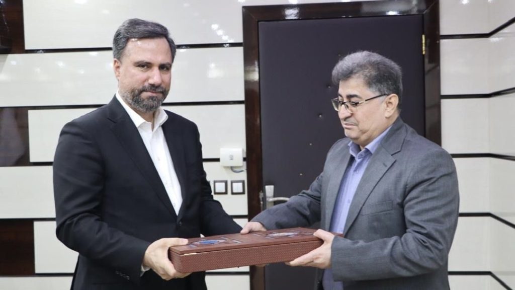 به گزارش تولیدگران کارآفرین به نقل از روابط عمومی شرکت عملیات غیرصنعتی پازارگاد، در این دیدار مدیرعامل شرکت پازارگاد با آرزوی موفقیت برای دانشآموزان استان بوشهر در سال تحصیلی جدید آمادگی پازارگاد و هلدینگ خلیج فارس برای حمایت از دانشآموزان نخبه و مستعد و معلمان توانمند اعلام کرده و گفت: دکتر شریعتمداری در رأس هلدینگ خلیج فارس، توجه ویژه ای به حوزه آموزش و پرورش دارند و این توجه بعد از تأکیدات رئیس جمهور محترم به امر آموزش دو چندان بوده و وارد فاز اجرایی و عملیاتی شده است.
