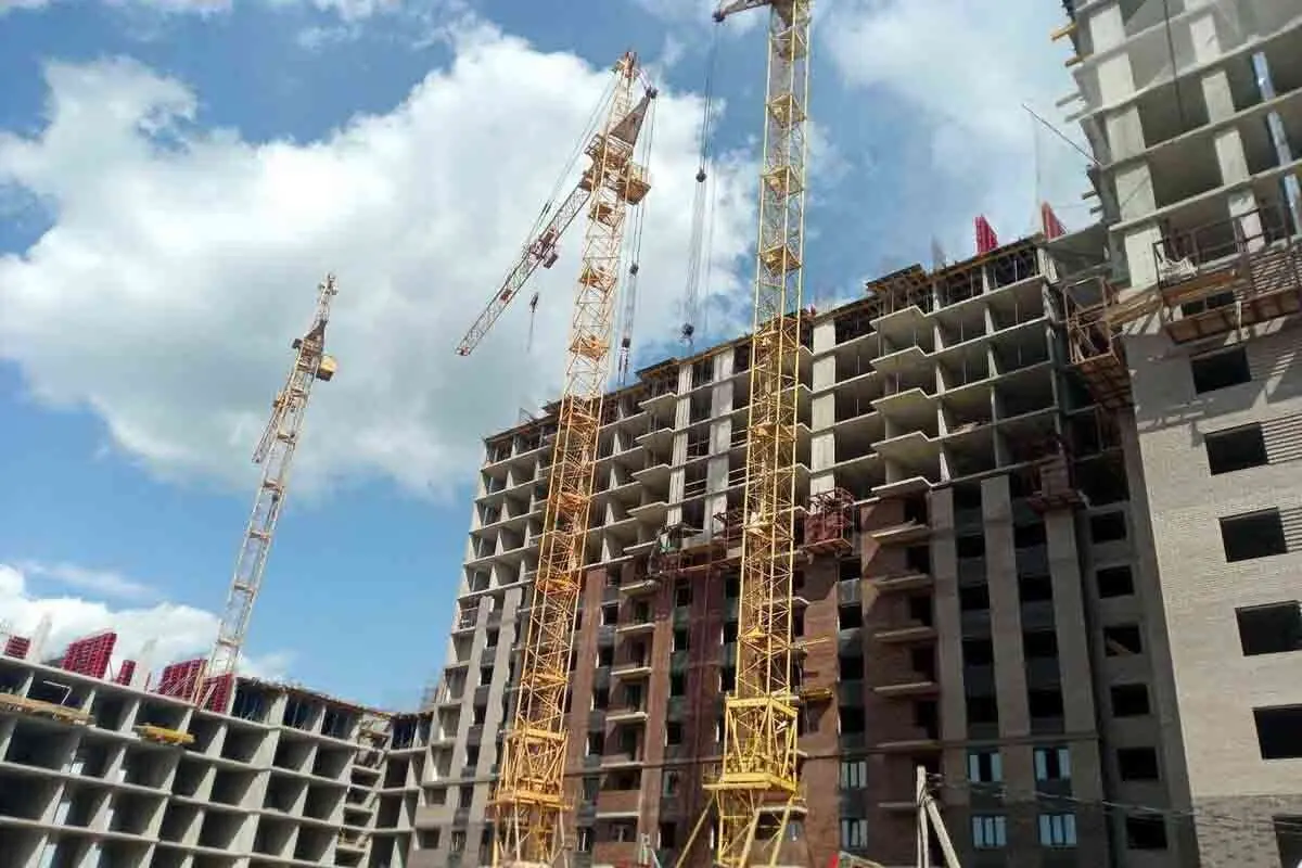 به گزارش تولیدگران کارآفرین، سید علیرضا بنی هاشمی، دبیرکل سازمان متخصصین و مدیران ایران اظهار داشت: در شرایطی که حضور در بازارهای منطقهای یکی از الزامات بقا و رشد تولیدکنندگان ایرانی به شمار میرود، سازمان متخصصین و مدیران ایران گام تازهای برای تقویت بخش خصوصی برداشته است. این سازمان توانسته با بهرهگیری از ظرفیتهای بخش خصوصی، بزرگترین ساختمان اقتصادی جمهوری اسلامی ایران در عراق را ایجاد کند؛ پروژهای که میتواند بهطور بالقوه معادلات اقتصادی تولیدکنندگان ایرانی در عراق را تغییر دهد.