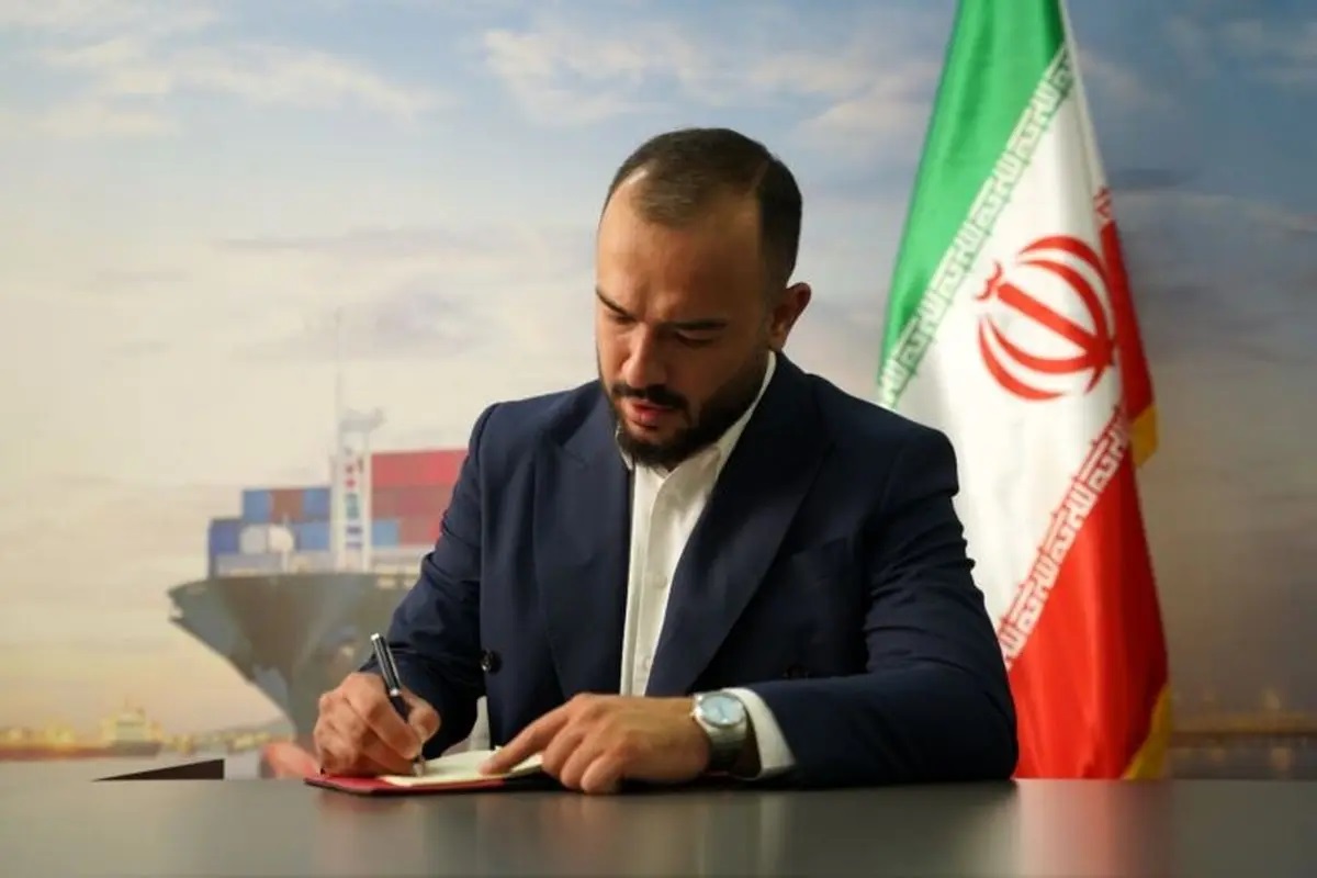 به  گزارش تولیدگران کارآفرین: محمد اورعی با اشاره به فعالیت‌های هلدینگ اتحاد گفت: این مجموعه از سال ۱۳۹۸ فعالیت خود را آغاز کرده و اکنون با بیش از ۷۰ نفر پرسنل، یکی از تیم‌های بزرگ در حوزه کشتیرانی و حمل‌ونقل بین‌المللی کشور محسوب می‌شود. خدمات ما شامل حمل‌ونقل بین‌المللی، خدمات بندری و جابه‌جایی کالا است.