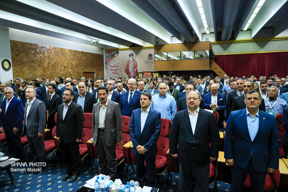 به گزارش تولیدگران کارآفرین به نقل از شانا، نوزدهمین نمایشگاه بین‌المللی ایران‌پلاست امروز (دوشنبه، ۱۷ شهریور) به‌مدت چهار روز (۲۰ شهریور) با حضور حسن عباس‌زاده مدیرعامل شرکت ملی صنایع پتروشیمی، مدیران ارشد صنعت نفت و جمعی از فعالان پتروشیمی در محل دائمی نمایشگاه‌های بین‌المللی تهران آغاز به‌کار کرد.