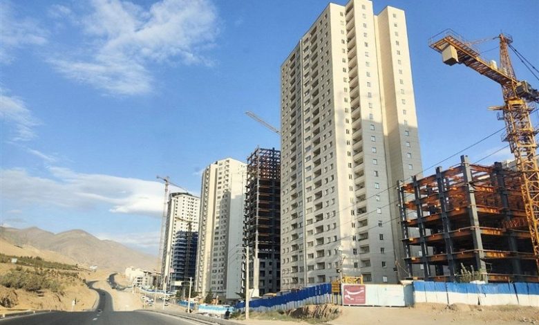 به گزارش تولیدگران کارآفرین به نقل از تسنیم، میرحامد خانی، مدیرکل دفتر حقوقی وزارت راه و شهرسازی با اشاره به مصوبه مورخ اول تیرماه شورای شهرداران تهران گفت: بر اساس این مصوبه مقرر شده بود که برخی از تکالیف قانونی در حوزه ساخت‌وساز، از جمله مقررات شهرسازی و نظام مهندسی، نادیده گرفته شود و پروانه‌های ساختمانی بدون رعایت این ضوابط صادر شود.