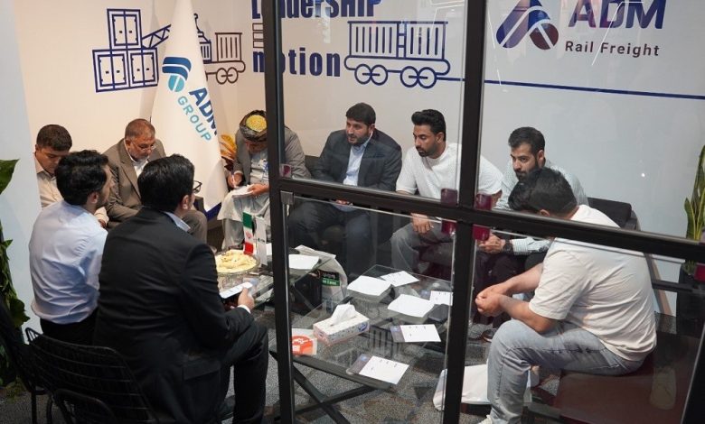 به گزارش تولیدگران کارآفرین، غرفه ادمیرال طی روزهای برگزاری نمایشگاه، میزبان جمع زیادی از فعالان بخش حمل‌ونقل و بازرگانی بود که از نزدیک با راهکارهای جامع این گروه در حوزه‌های مختلف حمل‌ونقل و لجستیک آشنا شدند.