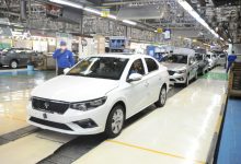 به گزارش تولیدگران کارآفرین به نقل از ایکوپرس: کیوان پناهی افزود: اگر این زیان‌ها موجب می‌شد مصرف‌کننده واقعی از قیمت پایین‌تر بهره‌مند شود، قابل توجیه بود، اما در عمل چنین اتفاقی نیفتاد. اختلاف قیمت کارخانه و بازار، رانت گسترده‌ای ایجاد کرد و واسطه‌ها از این وضعیت سود بردند، در حالی که مشتری واقعی همچنان مجبور به خرید خودرو با نرخ‌های بالاتر در بازار آزاد بود.