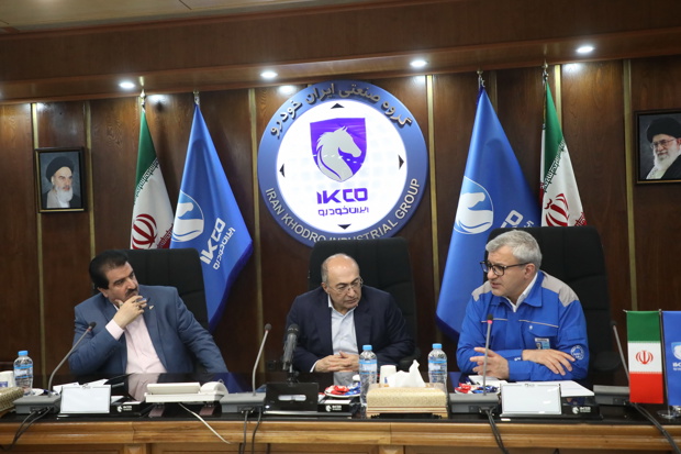 به گزارش تولیدگران کارآفرین به نقل از ایکوپرس: مدیرعامل گروه صنعتی ایران‌خودرو، در این نشست با اشاره به حجم بالای فروش و گردش مالی این شرکت گفت: انتظار داریم از ظرفیت‌ها و درگاه‌های بانک رفاه برای فروش محصولات ایران‌خودرو بیش از پیش استفاده شود.