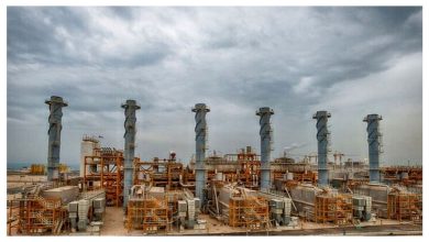 به گزارش تولیدگران کارآفرین به نقل از شرکت نفت و گاز پارس جنوبی، علی خوشاب با بیان اینکه هم اکنون بخشهای PAC-۱ و PAC-۲، صد درصد آماده تحویل هستند و تنها منتظر ابلاغیه رسمی مدیران بالادستی است، اظهار کرد: با تلاشهای شبانهروزی تیمهای فنی و مدیریتی، واحدهای اصلی پالایشگاه اکنون با ظرفیت حدود ۵۵ درصد تولید گاز شیرین در مدار بهرهبرداری قرار دارند.