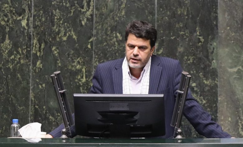 به گزارش تولیدگران کارآفرین، دبیر کمیسیون کشاورزی، آب، منابع طبیعی و محیط زیست مجلس شورای اسلامی با بیان این مطلب گفت: از آنجا که حفظ و تامین پایدار امنیت غذایی دارای اهمیت ویژه‌ای است و این مهم جزو سیاست‌های کلان کشور به شمار می‌رود، بنابراین کمیسیون کشاورزی، اخیرا با تشکیل «کمیته تخصصی امنیت غذایی» پیگیراین وضعیت بوده و تمام قوانین مرتبط با آن را برای بررسی بیشتر در دستور کار قرارداده است که به زودی به صحن علنی مجلس می‌آید تا از این طریق به شکلی قانونمند موانع و مشکلات سد راه تولید و تامین محصولات غذایی کشور برطرف شود.